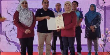 NANCY Shukri (tiga dari kiri) menyampaikan sijil penghargaan pada Majlis Perasmian Program Integrasi Kasih Kampung Angkat Madani Kementerian Pembangunan Wanita, Keluarga dan Masyarakat sempena Majlis Penyerahan Projek Fizikal Kampung Angkat Madani di Pasir Pekan Tengah, Tumpat, Kelantan. - UTUSAN/MUSTAQIM MOHAMED