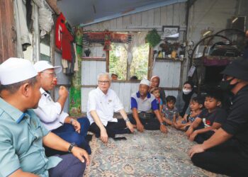 ISMAIL Sabri Yaakob (tiga dari kiri) menziarahi keluarga Ahmad Hadzumi Nordin di Kampung Bechah Palas Bunut Susu l, Pasir Mas, Kelantan. - UTUSAN/KAMARUL BISMI KAMARUZAMAN