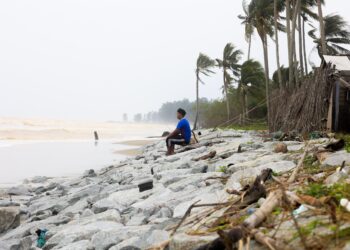 FENOMENA ombak besar merosakkan rumah penduduk di Kampung Cacar Lama Paka, Dungun Terengganu.  – UTUSAN/NIK IZZATUL HAZWANI NIK ADNAN