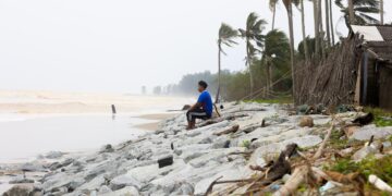 FENOMENA ombak besar merosakkan rumah penduduk di Kampung Cacar Lama Paka, Dungun Terengganu.  – UTUSAN/NIK IZZATUL HAZWANI NIK ADNAN