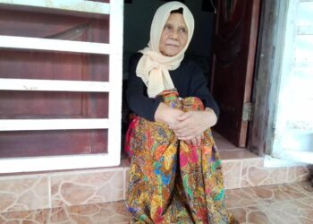 ZAINAB Said sugul terkenangkan dua cucunya yang ditemukan lemas di dalam tali air Kampung Wakaf Telaga, Bachok, Kelantan. - UTUSAN/ROHANA MOHD. NAWI