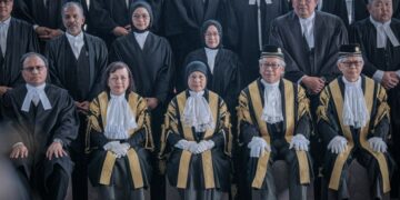 TENGKU Maimun (tengah) bersama Presiden Mahkamah Rayuan, Tan Sri Amar Abang Iskandar Abang Hashim (dua dari kanan); Hakim Besar Sabah dan Sarawak, Tan Sri Abdul Rahman Sebli (kanan) dan Hakim Besar Malaya, Datuk Seri Hasnah Mohammed Hashim (dua dari kiri) ketika Majlis Pembukaan Tahun Perundangan 2025 di Pusat Konvensyen Antarabangsa Putrajaya, semalam. - UTUSAN/FAIZ ALIF ZUBIR