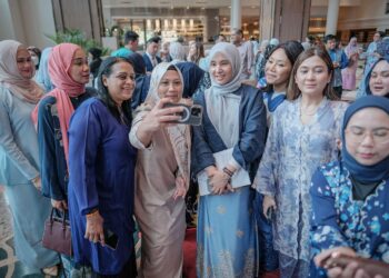 TETAMU tidak melepaskan peluang merakam gambar bersama Nurul Izzah Anwar pada  Majlis Women In Energy di Hotel Marriot Putrajaya, semalam. – UTUSAN/FAIZ ALIF ZUBIR