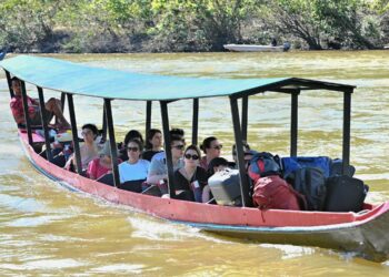 KEISTIMEWAAN ketara perahu tembeling adalah daripada segi ketahanan iaitu ia tidak mudah terbalik dan memiliki keseimbangan di permukaan air.