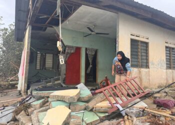 SEBAHAGIAN rumah keluarga Nur Zakiah Hamdan runtuh akibat hakisan pantai dan air pasang besar yang berlaku pada Ahad lalu di Kampung Pantai Empat di Rompin, Pahang.