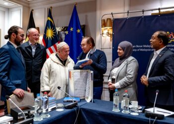 ANWAR Ibrahim bertemu dengan Presiden Majlis Muslim Belgium, Esma Ucan (tiga dari kiri) di Brussel, kelmarin. – PEJABAT PERDANA MENTERI