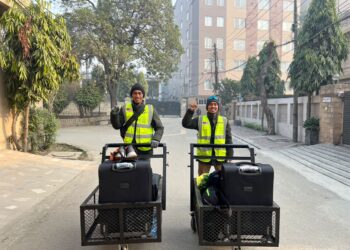 MOHAMAD Azizul Abdullah (kiri) dan Mohamad Al -Bukhari Ellia yang dalam misi berjalan kaki ke Mekah kini berada di Pakistan.