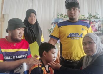 SYAHMINA Mohd Azim (kanan) bersama anaknya, Amirul Akil Mohd Izzat Emir (tengah) dalam sidang akhbar di Bagan Serai semalam. – UTUSAN/WAT KAMAL ABAS