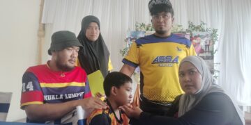 SYAHMINA Mohd Azim (kanan) bersama anaknya, Amirul Akil Mohd Izzat Emir (tengah) dalam sidang akhbar di Bagan Serai semalam. – UTUSAN/WAT KAMAL ABAS