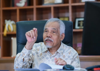 PROFESOR Emeritus Datuk Dr. Osman Bakar ketika ditemubual wartawan Utusan Malaysia di pejabat rektor UIAM di Gombak, baru-baru ini. - UTUSAN/M. FIRDAUS M. JOHARI