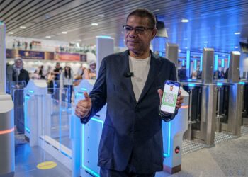 Saifuddin Nasution Ismail menggunakan sistem operasi kod Respons Pantas (QR) MyBorderPass dan Sistem Smart Q di Lapangan Terbang Antarabangsa Kuala Lumpur (KLIA) Terminal 1 di sini, semalam. - UTUSAN/FAIZ ALIF ZUBIR