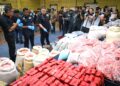 KHAW Kok Chin (tiga dari kiri) bersama Ketua Polis Selangor, Datuk Hussein Omar Khan (dua dari kiri) menunjukkan sejumlah dadah dan senjata api yang dirampas dalam serbuan di sebuah gudang di Taman Industri Alam Jaya, Puncak Alam, Selangor semalam. – UTUSAN/SADDAM YUSOFF