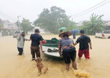 Anggota Jabatan Bomba dan Penyelamat Malaysia (JBPM) Bintulu membantu memindahkan mangsa banjir di Taman Bandar Jaya, Bintulu. – JBPM BINTULU SARAWAK