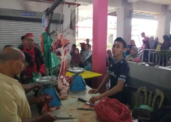 ORANG ramai beratur bagi mendapatkan daging dengan harga lebih murah sempena Program Jualan Rahmah Malaysia (PJRM) @Pasar di Pasar Besar Kuala Berang, Hulu Terengganu, semalam. - UTUSAN / NOOR HAYATI MAMAT