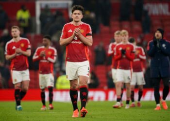 Pemain-pemain Manchester United kelihatan sugul semasa keluar dari padang selepas tewas 3-1 kepada Brighton dalam aksi Liga Perdana Inggeris di Old Trafford, semalam. - AFP