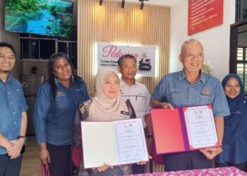 AMIR Fuad Mohd. Dom (dua, kanan) dan Pengarah SEAMEO SEN, Jamilah Kadir menandatangani sijil jalinan kerjasama pada Program Kerjasama Rakan Strategik ESD di SMK Pedas Rembau, baru-baru ini.