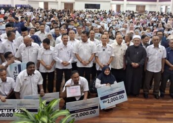 MENTERI Besar Pahang Datuk Seri Wan Rosdy Wan Ismail ( enam dari kanan) bersama pelajar cemerlang SPM, STPM dan SMAP Pahang 2023 di UiTM Pahang Kampus Raub baru- baru ini.