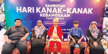 MUHAMAMD Asri Rosli (tengah)  bersama ahli keluarganya semasa menerima Pingat Hang Tuah  sempena sambutan Hari Kanak-kanak Kebangsaan di Pusat Dagangan Dunia Kuala Lumpur (WTC)
 tahun lalu.