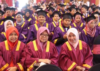 PELAJAR yang terlibat dalam majlis graduasi  SPM 2024 Sekolah Menengah Padang Tengku , Maran 
baru-baru ini.