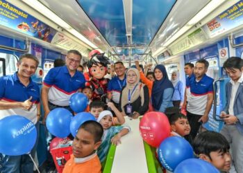 KETUA Pegawai Operasi LRT Rapid Rail Sendirian Berhad, Nor Azmi Mohd Yusof (dua kiri) bersama pelajar Program Pendidikan Khas Integrasi (PPKI) SK Bandar Tun Hussein Onn semasa menaiki tren yang bertemakan animasi Mechamato dalam  Majlis Pelancaran Rapid KL X Mechamato di Stesen Monorel Hang Tuah baru-baru ini.