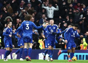 PENYERANG Leicester City, Jamie Vardy (tengah) meraikan jaringan pertama pasukan pada perlawanan Liga Perdana Inggeris (EPL) menentang Tottenham di  Stadium Tottenham Hotspurs, semalam. - AFP