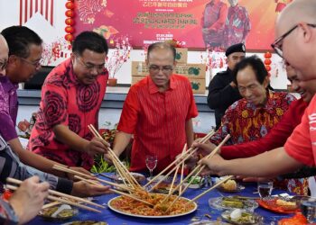 WAN ROSDY Wan Ismail (tengah) menggaul yee sang pada Majlis Rumah Terbuka Tahun Baharu Cina 2025 di Dewan Serbaguna SJK (C) Jerkoh, Kampung Baru Jerkoh di Lipis, Pahang. - UTUSANSALEHUDIN MAT RASAD