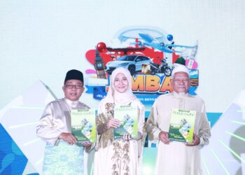 MD. DAUD (kanan) dan Ida Riswana ketika melancarkan platform jimba.com.my dan Pakej Umrah Andalusia 1447H, malam tadi. - UTUSAN/AFIQ RAZALI