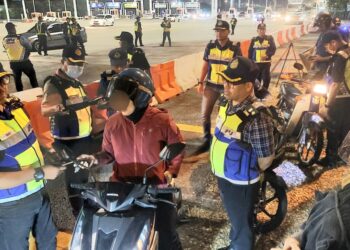 ZULKIFLY Ismail (kiri) turut serta dalam operasi khas motosikal yang diadakan secara bersepadu oleh JPJ bersama beberapa agensi lain di Bagan Ajam, Butterworth, Pulau Pinang malam tadi.