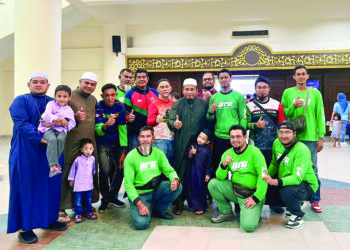 AHMAD Fadhli Shaari (tengah) bergambar bersama ahli Pas pada Karnival Sambutan Tahun Baharu 2025 di Kangar, Perlis semalam. – UTUSAN/MOHD. HAFIZ ABD. MUTALIB