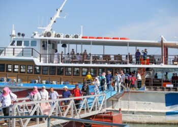 PENGUNJUNG dari dalam dan luar negara yang bercuti di Pulau Langkawi tidak melepaskan peluang menaiki kapal persiaran bagi menikmati pemandangan indah yang menjadi salah satu tarikan pelancongan di Langkawi. - UTUSAN/ SHAHIR NOORDIN