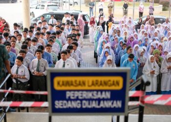 CALON SPM mula menduduki peperiksaan bertulis hari ini ketika tinjauan di SMK Putrajaya Presint 8 (1), Putrajaya. - UTUSAN/FAISOL MUSTAF