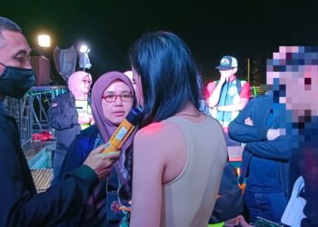 PEGAWAI penguat kuasa JAINJ membuat pemeriksaan ke atas pengunjung  dalam Op Ambang di Johor Bahru. - UTUSAN/BAAZLAN IBRAHIM