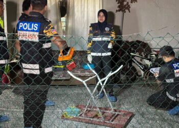 BEBERAPA anggota forensik dilihat sedang memeriksa sebuah meja lipat yang dikatakan menjadi penyebab seorang budak perempuan tersepit sehingga maut di Taman Seri Putera, Nibong Tebal, Pulau Pinang, semalam.