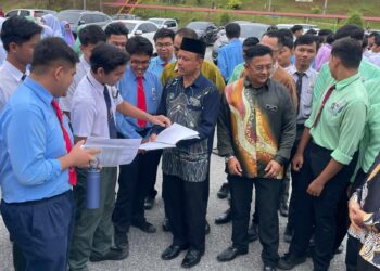 PUTRA Hashim (tengah) beramah mesra dengan calon SPM 2024 di SMK Undang Jelebu, Kuala Klawang, Jelebu hari ini.-UTUSAN /NUR SHARIEZA ISMAIL