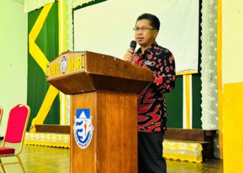 RAISIN Saidin semasa sidang akhbar sempena peperiksaan SPM 2024 di SMK Mat Salleh, Ranau hari ini.