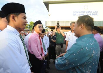 AZNAN Tamin (kanan) memberi kata-kata semangat kepada pelajar tingkatan lima sebelum memasuki dewan pada hari pertama peperiksaan SPM 2024 di SMK Agama Johor Bahru  di Taman Johor Jaya, Johor Bahru.