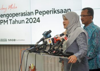 FADHLINA Sidek ketika sidang akhbar pengoperasian Peperiksaan SPM 2024 di KPM Putrajaya. - UTUSAN/FAISOL MUSTAFA