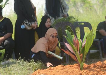 RIANAFITRI Asih (tengah) reda dengan pemergian anak bongsunya, Nur Aqifah Humaira yang telah selamat dikebumikan di Tanah Perkuburan Islam, Masjid Al-Islah Permatang Tok Mahat, Nibong Tebal, Pulau Pinang kira-kira pukul 2.15 petang tadi.-UTUSAN/IQBAL HAMDAN