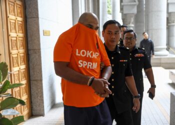 SEORANG lelaki ditahan SPRM kerana disyaki terlibat dalam kes rasuah berkaitan pemeriksaan kenderaan berat tiba di Mahkamah Majistret Putrajaya. - UTUSAN/FAISOL MUSTAFA