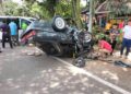 KERETA Proton Saga Iswara yang dipandu Suliaman Sutar, 76, terbalik selepas bertembung dengan sebuah kenderaan motovan Hyundai Staria  dalam kejadian di kilometer 76, Jalan Johor Bahru - Ayer Hitam petang semalam.