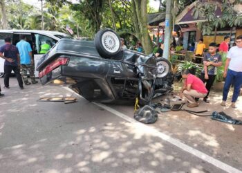 KERETA Proton Saga Iswara yang dipandu Suliaman Sutar, 76, terbalik selepas bertembung dengan sebuah kenderaan motovan Hyundai Staria  dalam kejadian di kilometer 76, Jalan Johor Bahru - Ayer Hitam petang semalam.