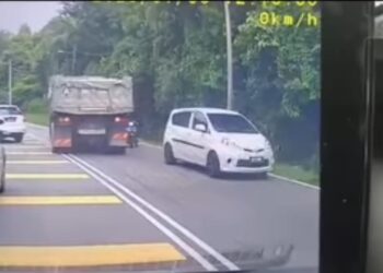 TANGKAP layar video tular memaparkan sebuah lori yang dipandu secara melulu dan berbahaya di Jalan Seremban-Port Dickson, Mambau berdekatan dengan Sekolah Menengah Kebangsaan (SMK) Mambau, Seremban, semalam.