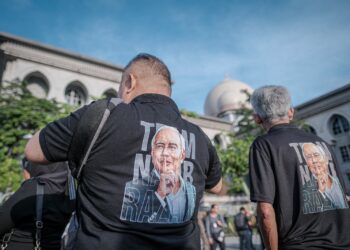 ANTARA penyokong Najib Tun Razak ketika hadir di pekarangan Istana Kehakiman, Putrajaya. - UTUSAN/FAIZ ALIF ZUBIR