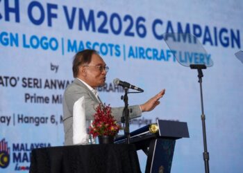 ANWAR Ibrahim ketika berucap pada Majlis Pelancaran VM2026 di Kompleks Kejuruteraan Malaysia Airlines Berhad (MAB) di Sepang. - UTUSAN/FAISOL MUSTAFA