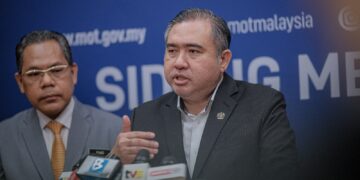 ANTHONY Loke pada sidang akhbar di Kementerian Pengangkutan Putrajaya. - UTUSAN/FAIZ ALIF ZUBIR