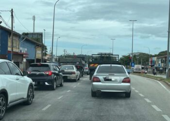 LAMPU isyarat di hadapan balai polis Pokok Sena, 
Kedah yang tidak mesra pengguna jalan raya.