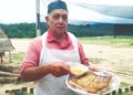 TUN AHMAD Tun Abdullah menunjukkan martabak daging rusa yang dijualnya di Kampung Temir, Hulu Terengganu. -  UTUSAN /NOOR HAYATI MAMAT