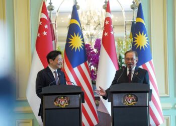 ANWAR Ibrahim bersama Lawrence Wong pada sidang akhbar bersempena lawatan rasmi Perdana Menteri Singapura di Kompleks Perdana Putra, Putrajaya. - UTUSAN/FAISOL MUSTAFA