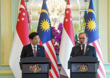 ANWAR Ibrahim bersama PLawrence Wong pada sidang akhbar bersempena lawatan rasmi Perdana Menteri Singapura di Kompleks Perdana Putra, Putrajaya. - UTUSAN/FAISOL MUSTAFA