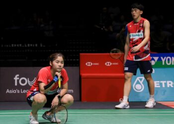 AKSI pasangan beregu campuran negara, Hoo Pang Ron-Cheng Su Yin ketika menentang pasangan Taiwan, Ming Che Lu-Hung En-Tzu pada Badminton Terbuka Malaysia 2025, di Axiata Arena, hari ini. - UTUSAN/SHIDDIEQIIN ZON